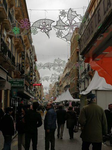 Calle en fallas con puestos etc
