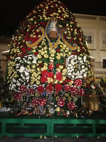 Flores traidas por la gente del pueblo