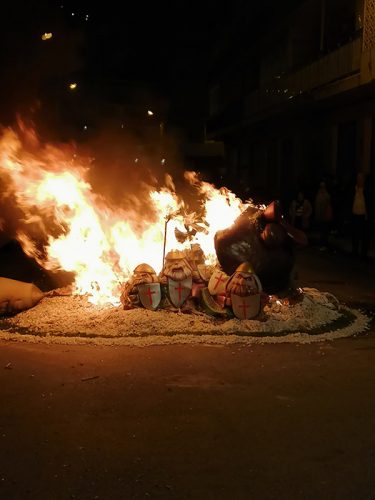 Falla infantil quemandose