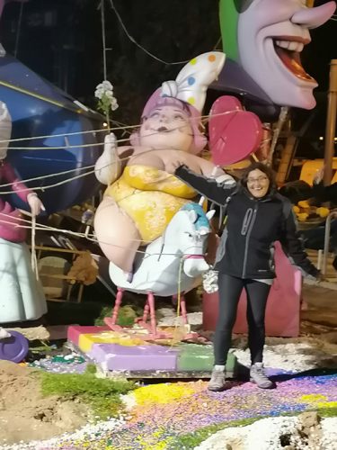 Te podias acercar a las fallas y tocarlas e intentar romperlas