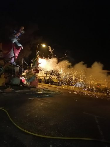 Traca que va hasta la falla para prenderla