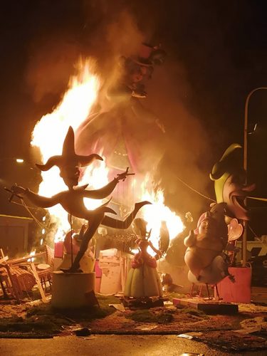 Falla ardiendo despues de bomberos ayudar a avivar el fuego
