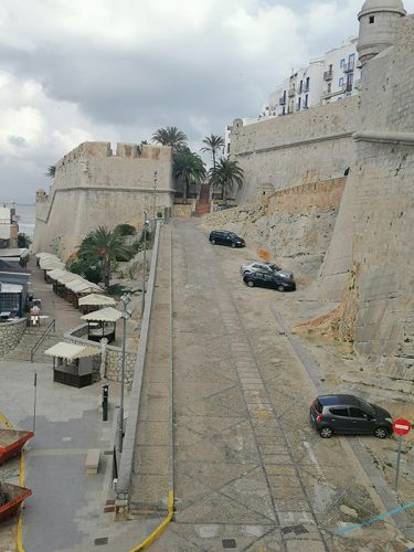Subida al casco antiguo y castillo