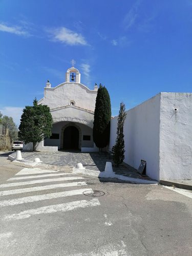 Capilla del cementerio enfrente del parking