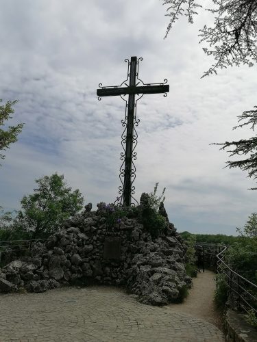 Cruz al principio de la bajada