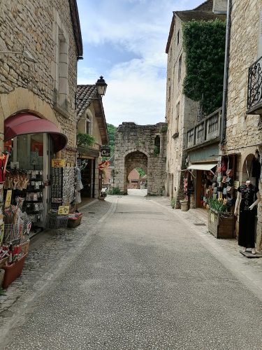 Calle del pueblo con tiendas a los lados