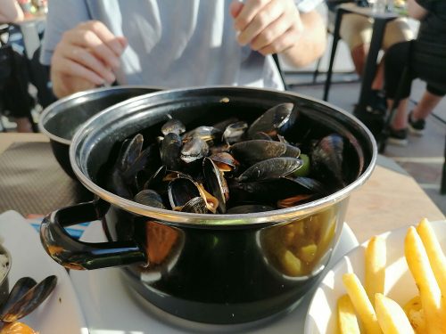 Huge bowl of mussels and chips