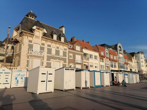 Houses in front of the beach