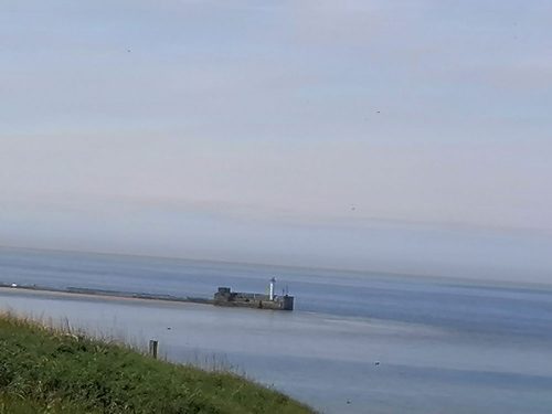 Vista del faro desde el acantilado