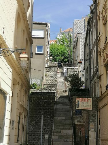Calle subiendo con escaleras