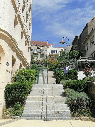 Otra calle con escaleras