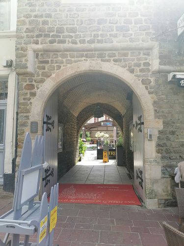 Pasadizo con restaurante dentro