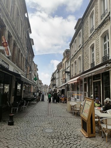 Calle principal con bares y restaurantes