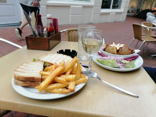 Patata asada y club sandwich