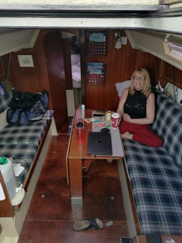 Lisa dentro del barco