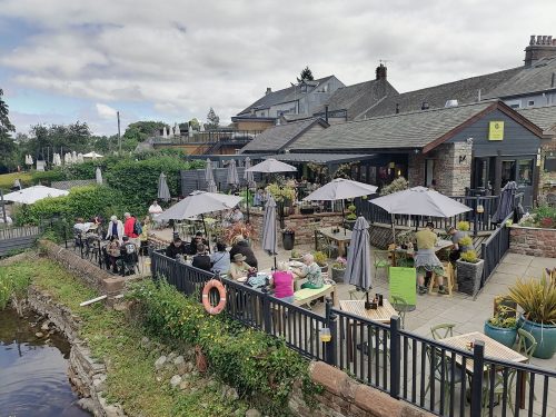 Pubs next to the lake