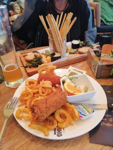 Tabla de queso y croquetas