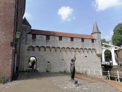 Edificio historico junto a las puertas