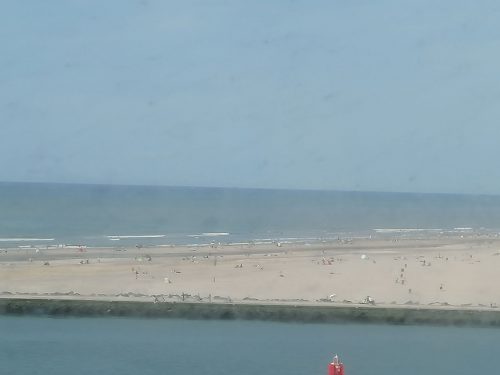 Llegando a Holanda playa llena de gente
