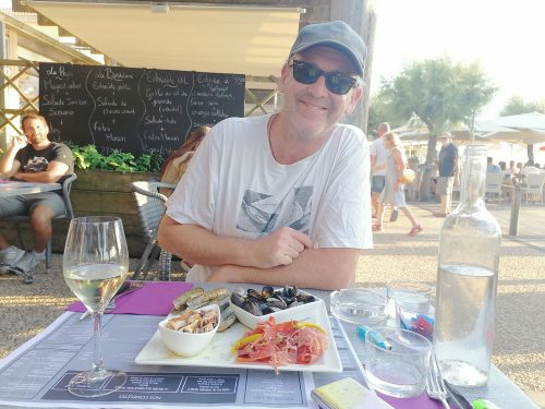 Tapas: mejillones, navajas, calamares y jamon serrano