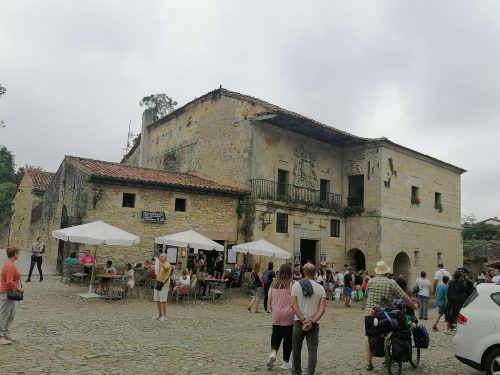 Una plaza del pueblo con bares tipicos