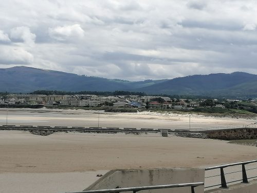 Vista del pueblo y la playa