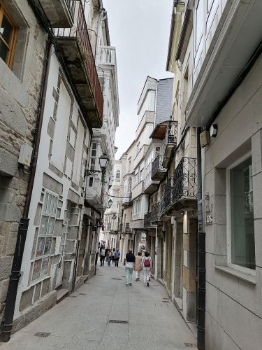 Calle tipica estrecha