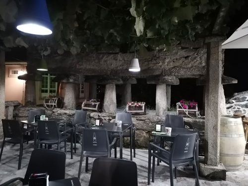 Terraza del bar dentro de horreo