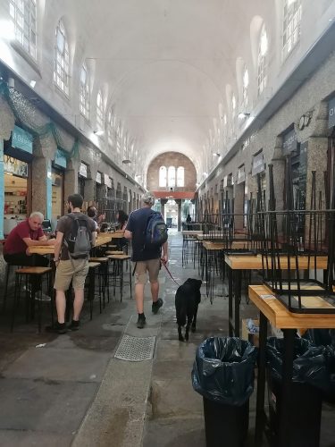 Mercado por dentro con bares