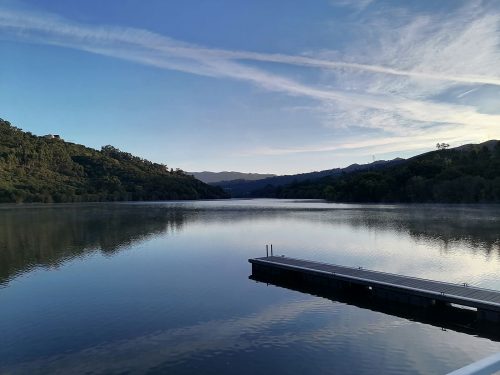 Lago rodeando el camping