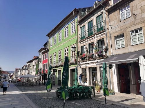Calle tipica con casas de colores