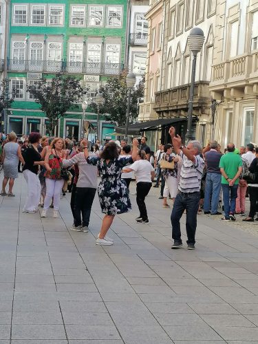 Gente bailando en la calle