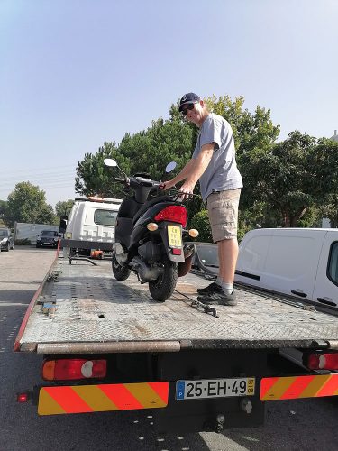 Ben subiendo la moto a la grua