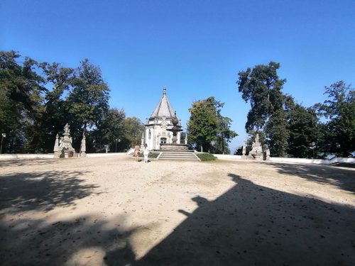 Plaza con capillas y estatuas de santos