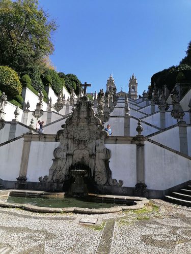 Escaleras y fuentes