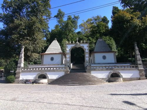 Entrada de abajo al santuario