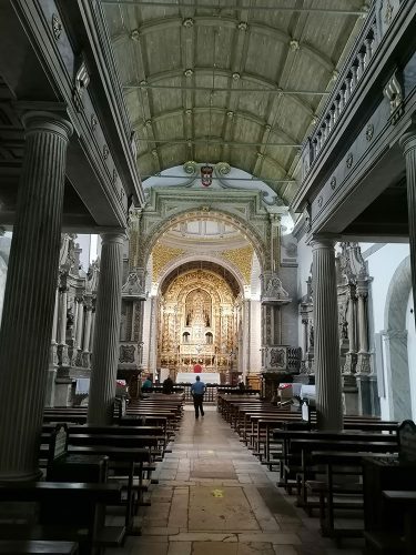 Dentro del santuario