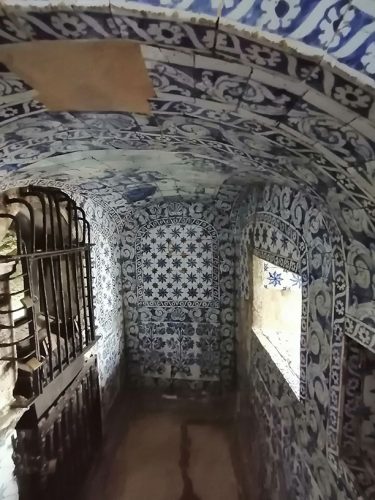 Abajo de la capilla donde esta la estatua