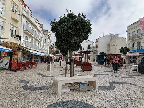 Plaza enfrente de la playa
