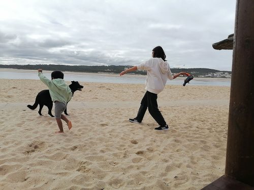 Asha jugando con los niños de la mesa de al lado