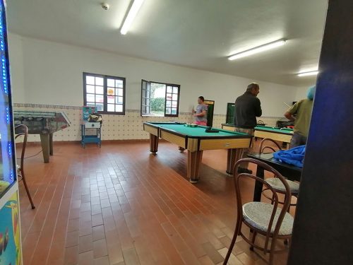 Bar con mesas de billar y futbolin