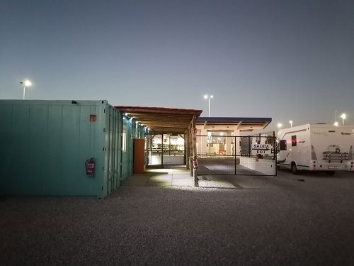 Entrada al área de auto caravanas