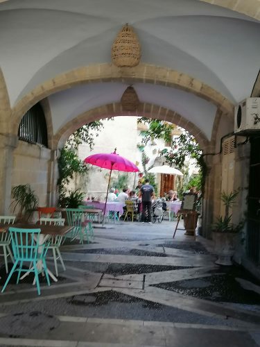 Callejón para entrar al restaurante