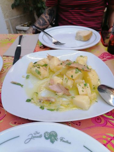 Ensalada de patatas con atún