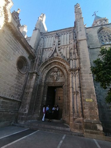Entrada a la iglesia