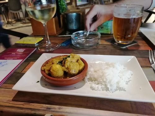 Pollo al curry con arroz