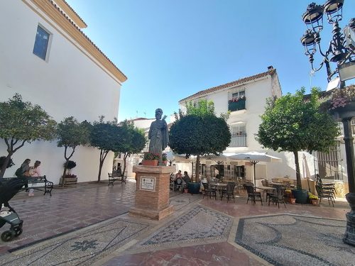 Estatua de San Bernabe, patrón de Marbella