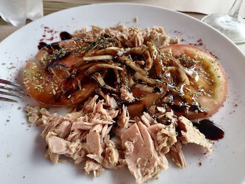 Tomato, tuna and onion salad