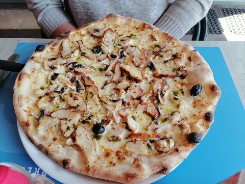 Pizza con pollo, nata, champiñones y aceitunas  