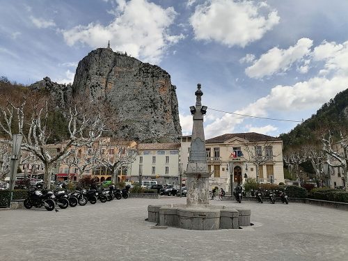 Vista de la roca desde la plaza